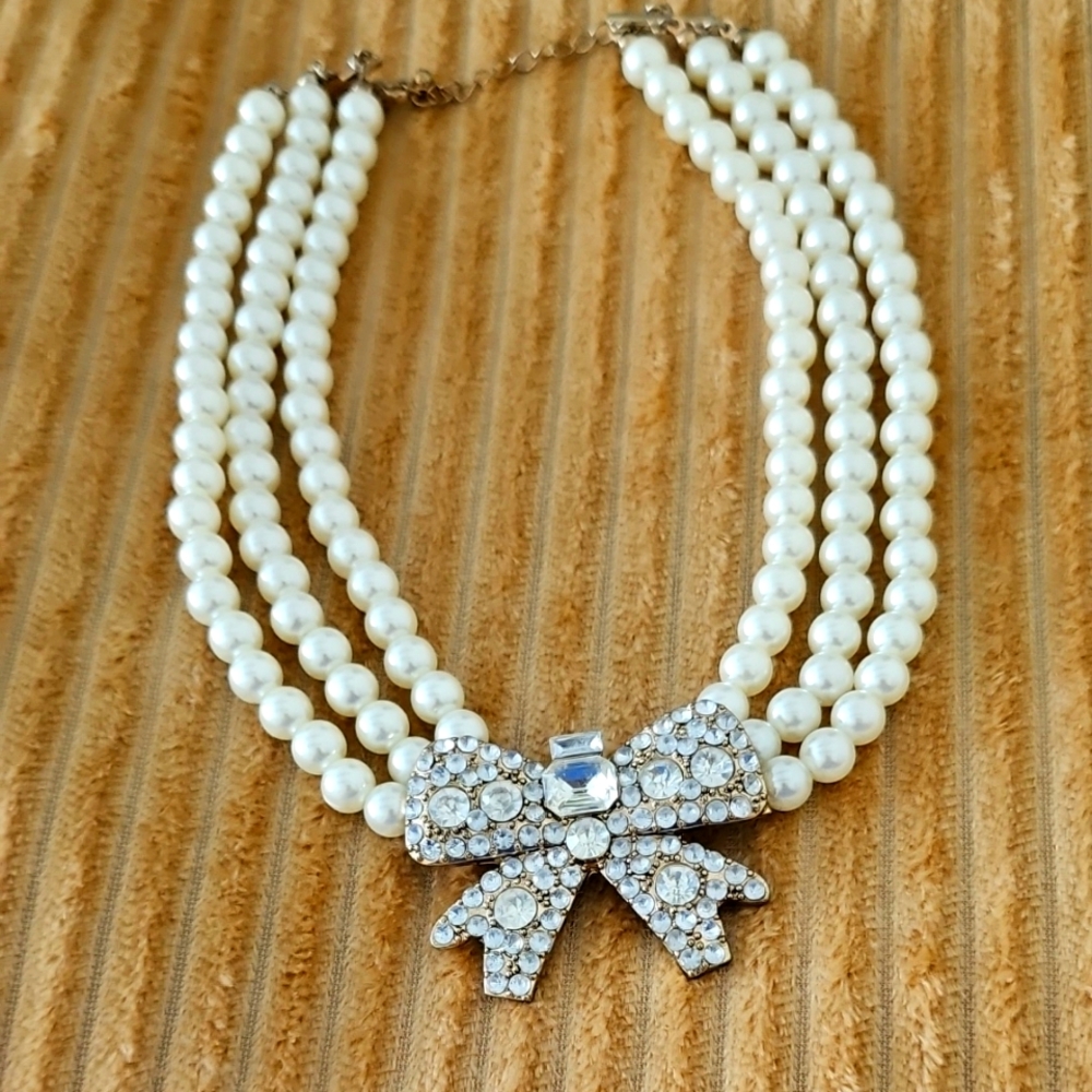 Elegant Pearl Choker Necklace with Crystal Bow